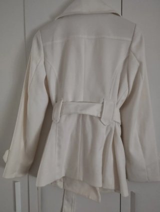 Abrigo corto blanco estilo trenca