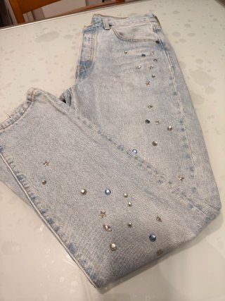 Pantalón Levi's con tachuelas plateadas