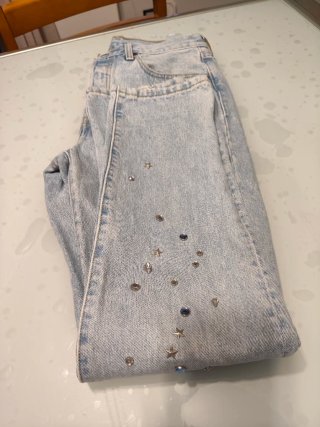 Pantalón Levi's con tachuelas plateadas
