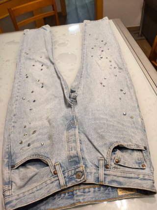 Pantalón Levi's con tachuelas plateadas