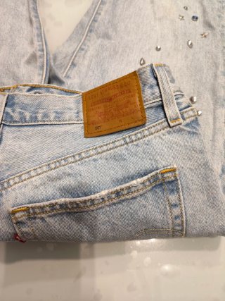 Pantalón Levi's con tachuelas plateadas