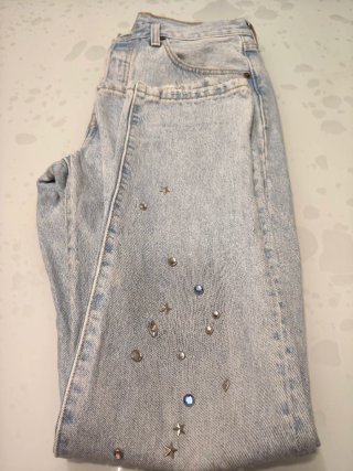 Pantalón Levi's con tachuelas plateadas