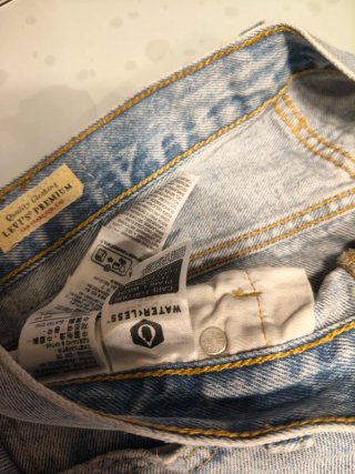 Pantalón Levi's con tachuelas plateadas