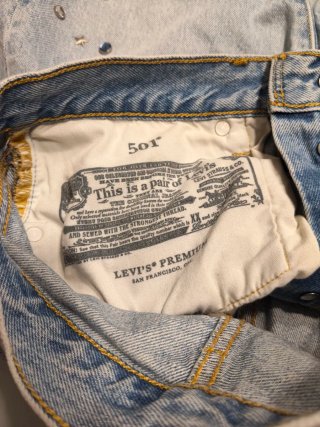 Pantalón Levi's con tachuelas plateadas