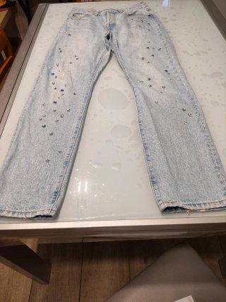 Pantalón Levi's con tachuelas plateadas