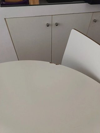 Mesa redonda blanca con 2 sillas