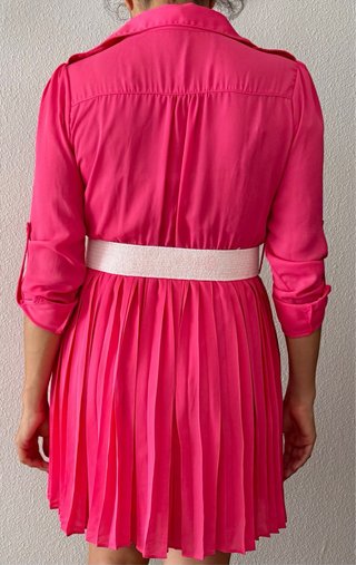 Vestido rosa plisado con cinturón