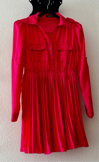 Vestido rosa plisado con cinturón