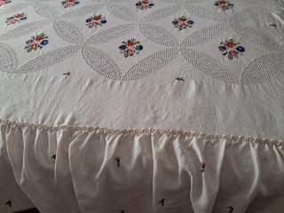 Colcha antigua de lino bordada