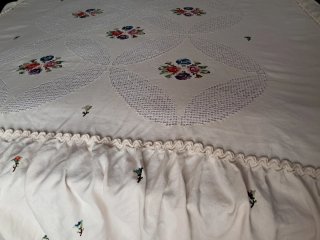 Colcha antigua de lino bordada