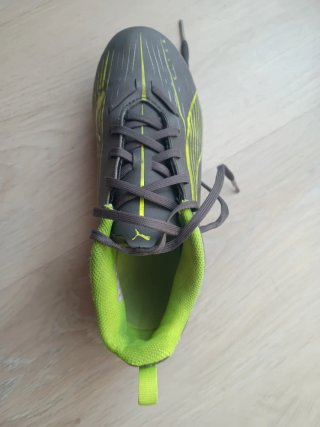 Botas de fútbol Puma niño grises y verdes