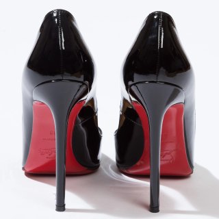 Louboutin So Kate – Tacones negros de charol