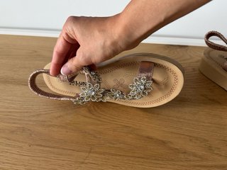 Sandalias mujer adornos florales