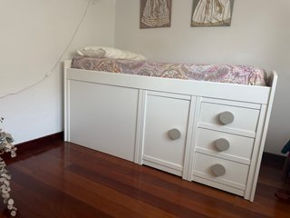 Cama nido doble con cajones de diferente tamaño.