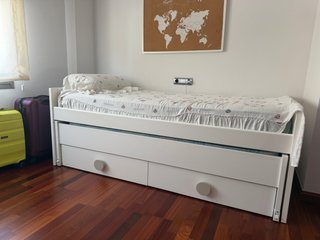 Cama nido doble con cajones de diferente tamaño.