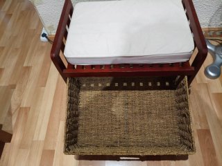Baúl con cojín y cesto de mimbre
