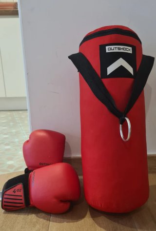 Saco de boxeo y guantes infantil