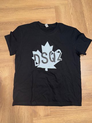 Maglia nera con stampo