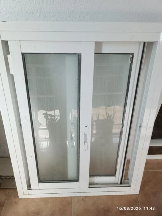 Ventana corredera blanca