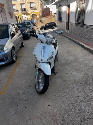 Piaggio Beverly 125 Scooter Blanco y Marrón
