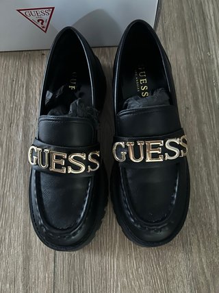 Mocasines Guess Negros con Logo Dorado