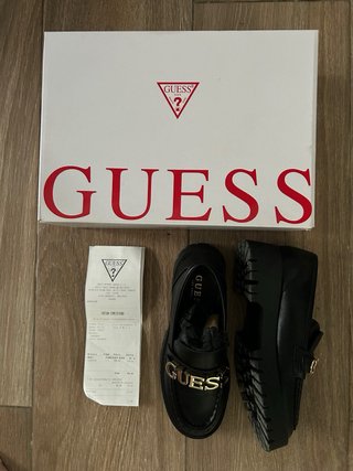 Mocasines Guess Negros con Logo Dorado