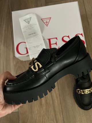 Mocasines Guess Negros con Logo Dorado