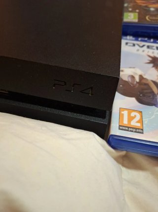 Consola PS4 con 5 juegos y mando