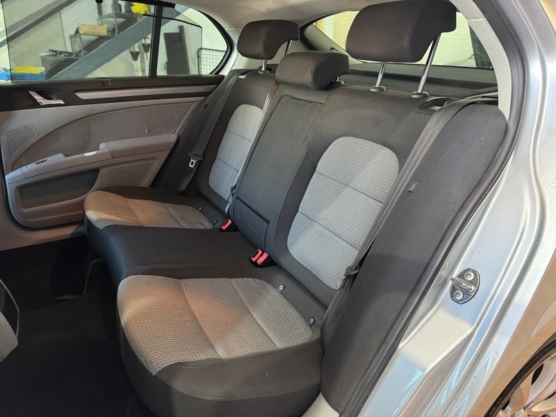 Škoda Superb 2.0 TDI CR Ambition 2009, foto 12