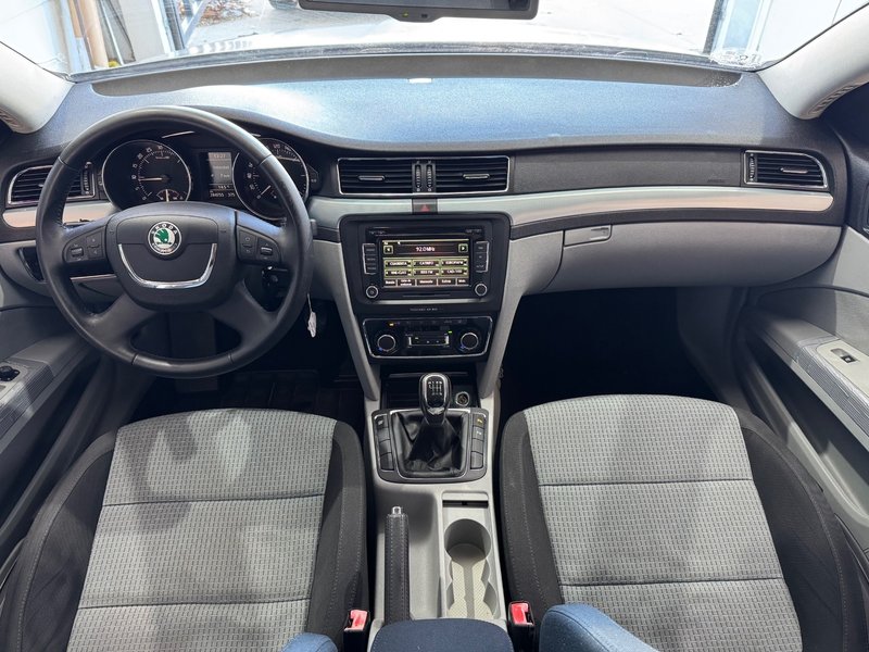Škoda Superb 2.0 TDI CR Ambition 2009, foto 13