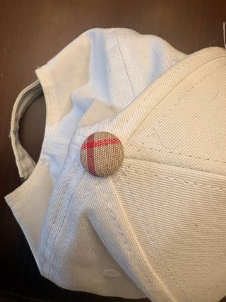 Gorra Burberry Beige con Logo Dorado