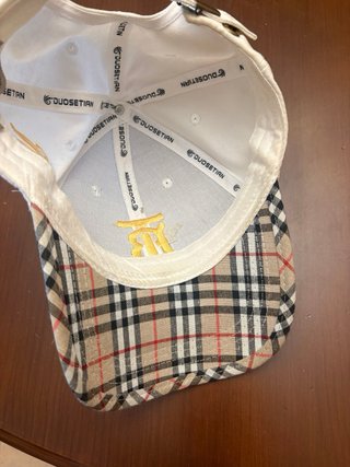 Gorra Burberry Beige con Logo Dorado