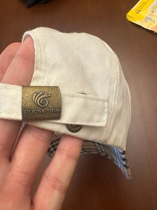 Gorra Burberry Beige con Logo Dorado