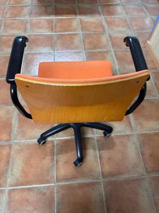 Mesa de escritorio sin abrir y silla