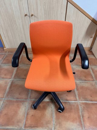 Mesa de escritorio sin abrir y silla