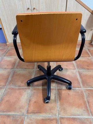 Mesa de escritorio sin abrir y silla