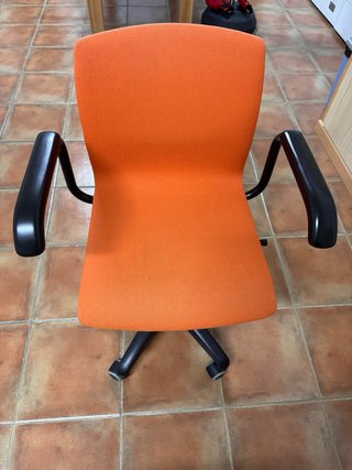 Mesa de escritorio sin abrir y silla