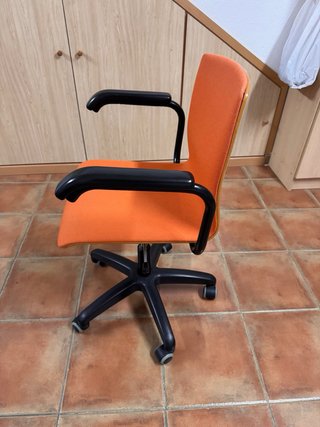 Mesa de escritorio sin abrir y silla