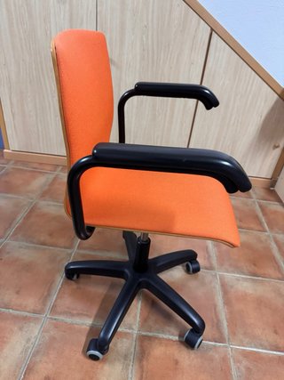 Mesa de escritorio sin abrir y silla