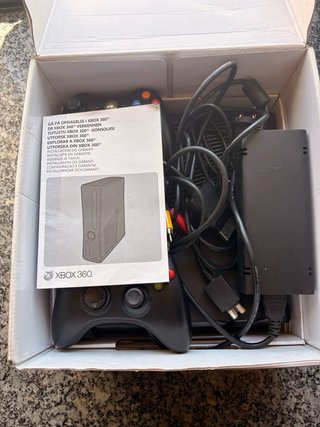 Xbox 360 con 2 mandos y 3 juegos
