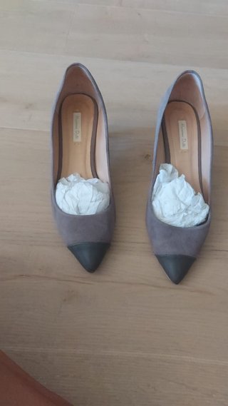 Zapatos de tacón grises y negros