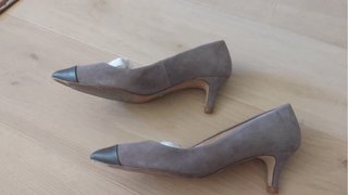Zapatos de tacón grises y negros