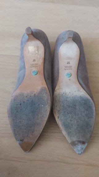 Zapatos de tacón grises y negros