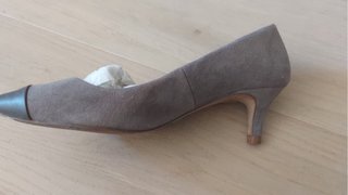 Zapatos de tacón grises y negros
