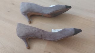 Zapatos de tacón grises y negros