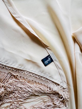 Mantón beige con flecos