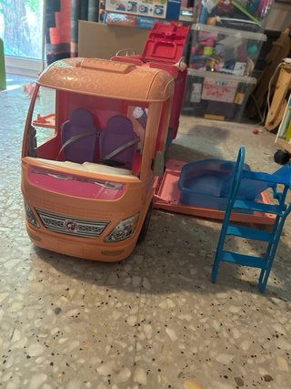 Caravana Barbie con piscina y tobogán