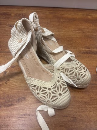 Sandalias cuña beige atadas al tobillo