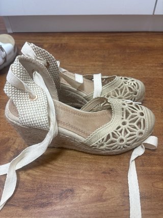 Sandalias cuña beige atadas al tobillo