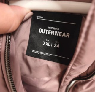 Chaqueta acolchada rosa con capucha